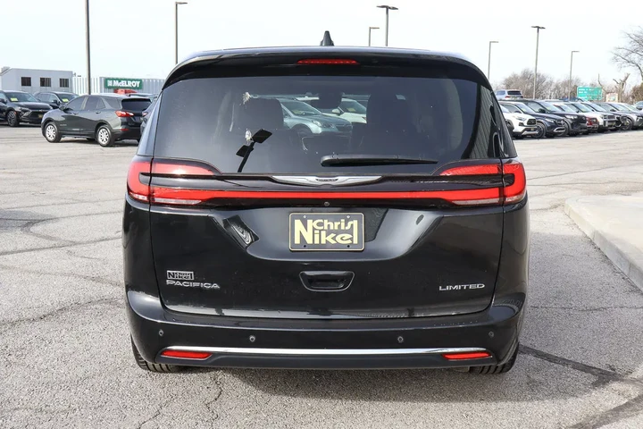 $30688 : 2024 Pacifica Limited FWD image 5