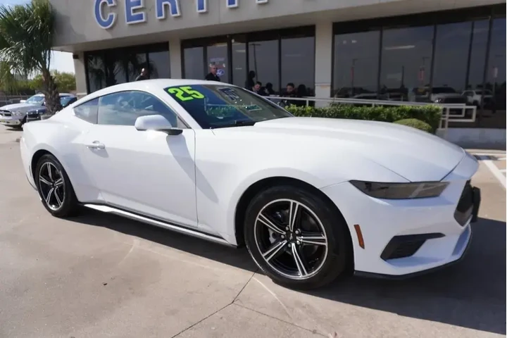 $25988 : Ford Mustang 2025 EcoBoost 2 image 1
