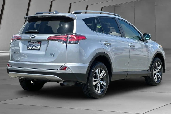 $26000 : Toyota RAV4 2018 AWD XLE 4dr image 3