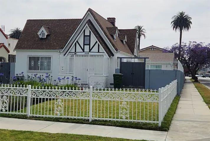 $2400 : 3 bedroom 2 bath house in LA image 1