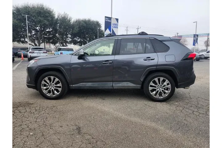 $24998 : Toyota RAV4 2021 XLE Premium image 4