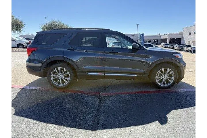 $27983 : Ford Explorer 2022 XLT 4dr S image 2