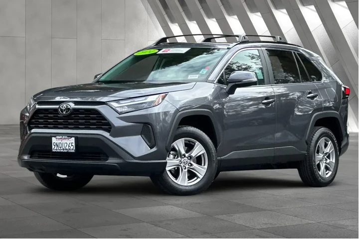 $30300 : Toyota RAV4 2024 AWD XLE 4dr image 2