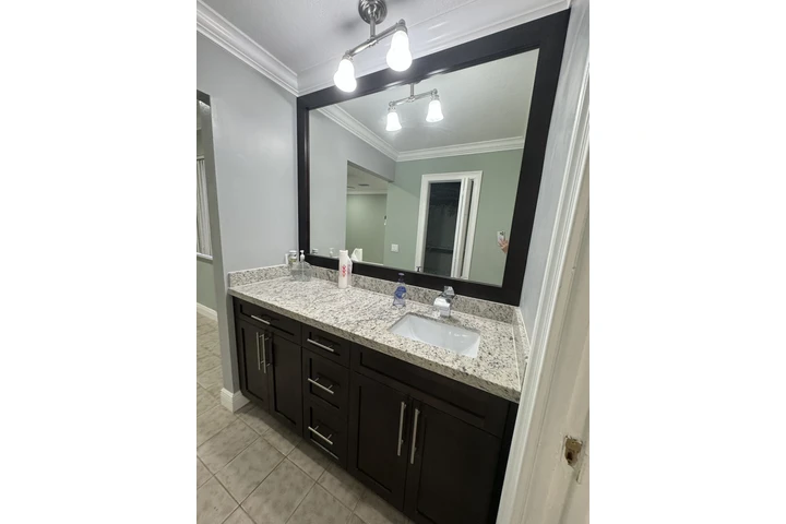 $1800 : Espacioso efficiency image 3