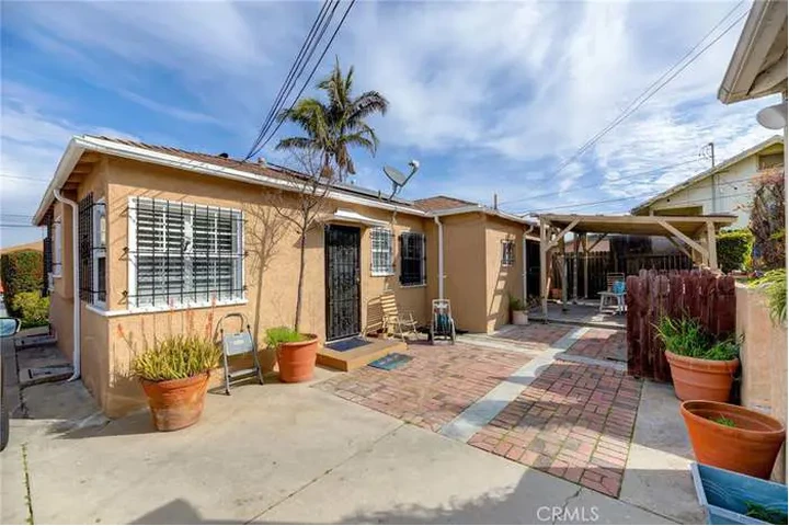 $1 : Pequeño estudio image 2