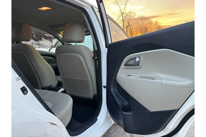 2013 Rio 5-Door LX image 10