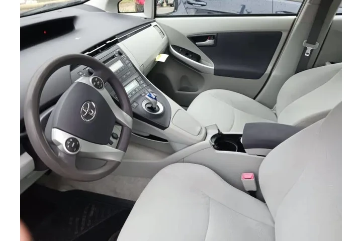 $9000 : 2010 Prius V image 5