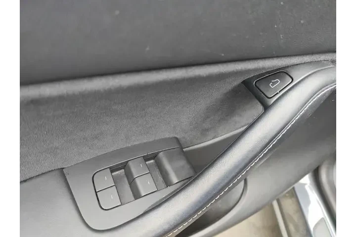$32085 : Tesla Model Y 2022 AWD Long image 5
