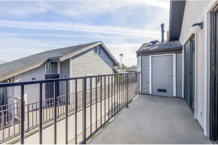 $2495 : 3 Bedroom Apt in koreatown LA image 2
