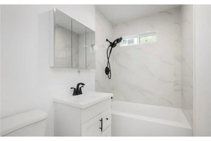 $2490 : 3 Bedroom Home Available in LA image 10
