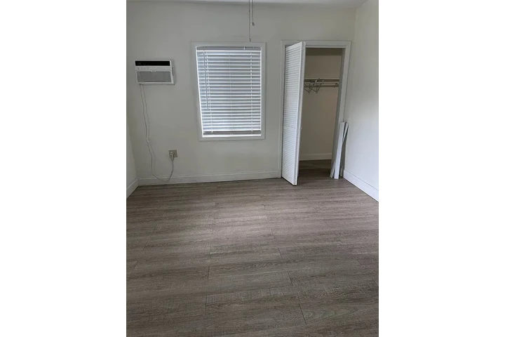 $700 : Nice Home...Coral Gables FL image 4