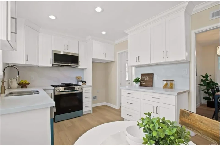 $2400 : Newly Renovated image 3