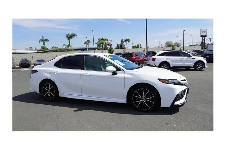 $27984 : 2022 Camry SE Sedan 4D image 4
