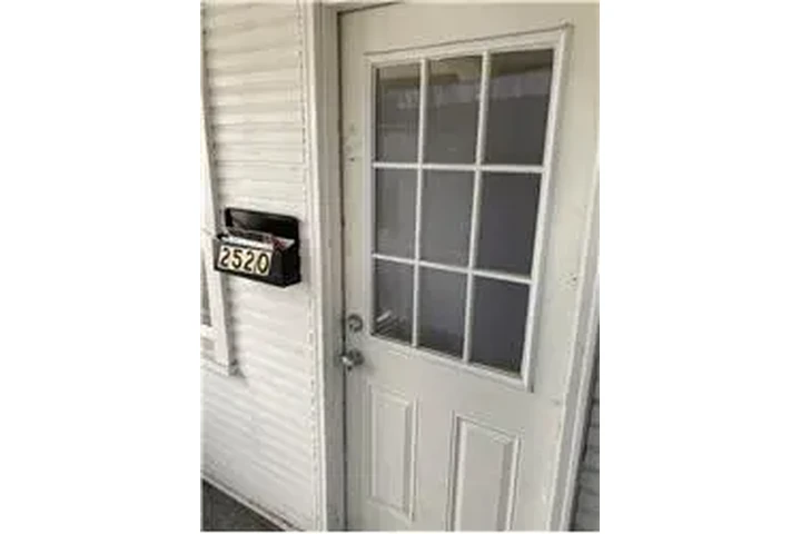 $650 : Rental property with 2 bedro image 2