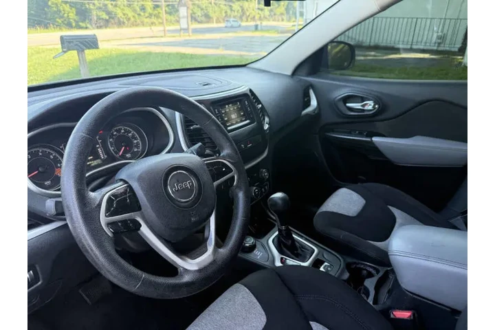 $5400 : 2014 Cherokee Sport image 10