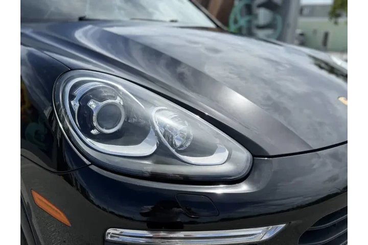 $18997 : 2018 Cayenne Platinum Edition image 5