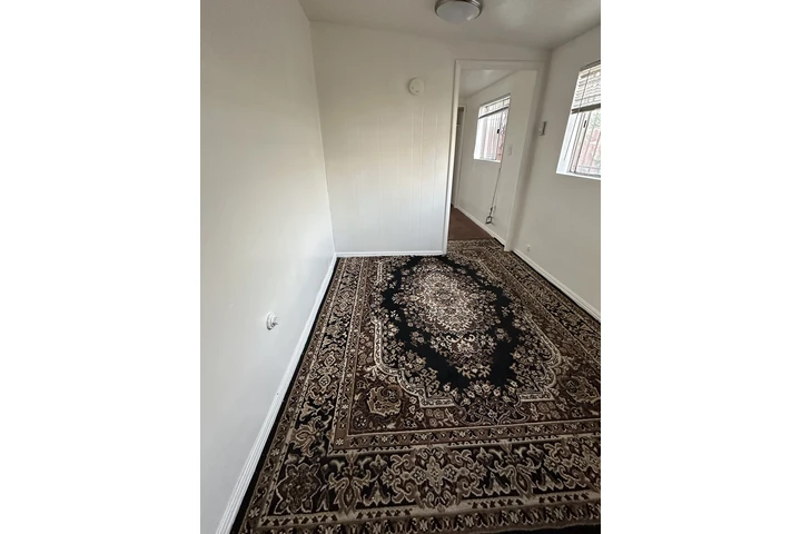 $1550 : Small Rear one bedroom yard image 3