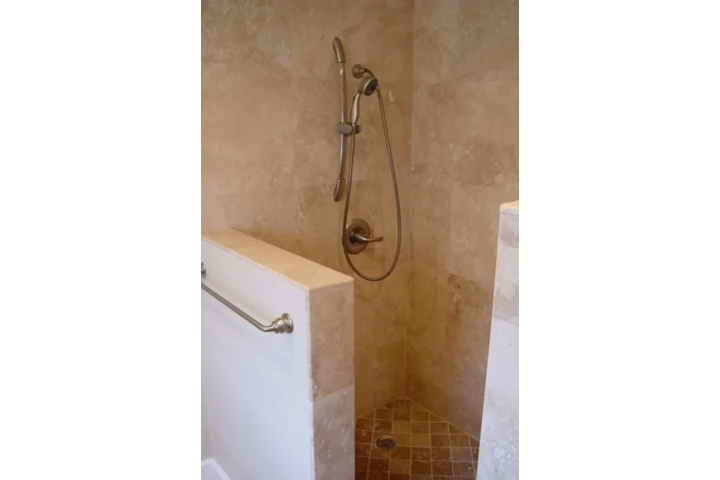 $1000 : Casa completamente renovada image 2