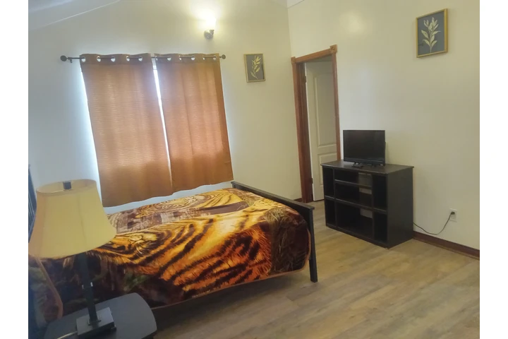 $1100 : Se renta recamara image 2