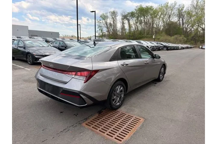 $18900 : Hyundai ELANTRA 2024 SEL 4dr image 4