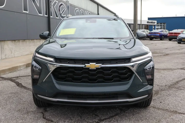 $22587 : 2025 Trax FWD 4dr LT image 2