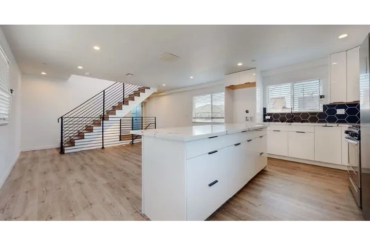 $2300 : 3 Bed 2 Bath Apt in Carson image 3