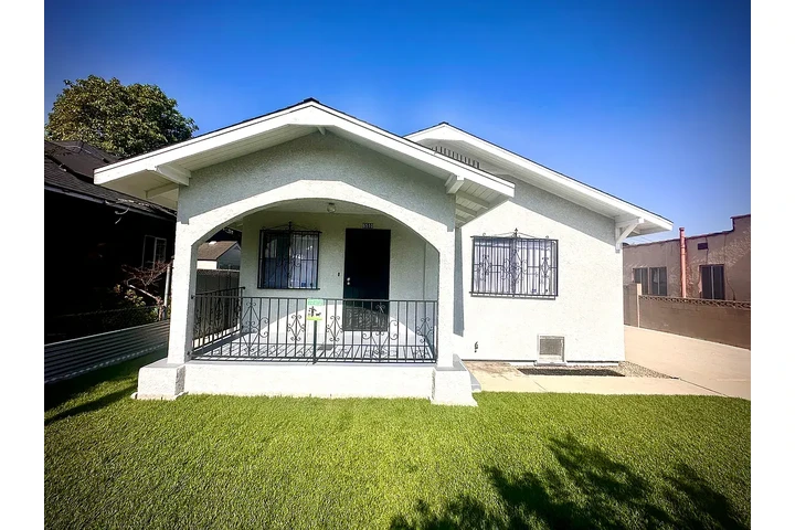 $2200 : 🌅WELCOME to Huntington Park🌅 image 1