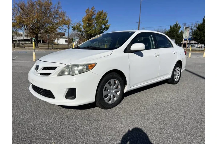 $7900 : 2011 Corolla LE image 3