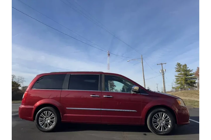 $6500 : 2014 Town and Country Touring image 5
