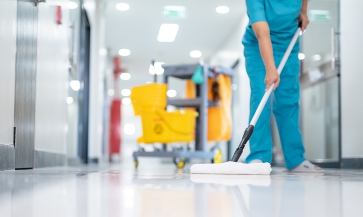 Trabajadora de limpieza y mantenimiento