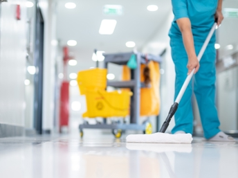 Trabajadora de limpieza y mantenimiento