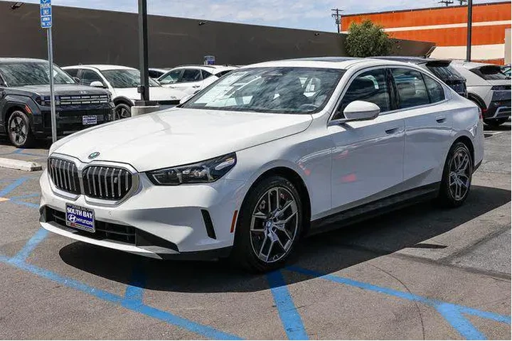 $39588 : BMW i5 2024 eDrive40 4dr Sed image 4