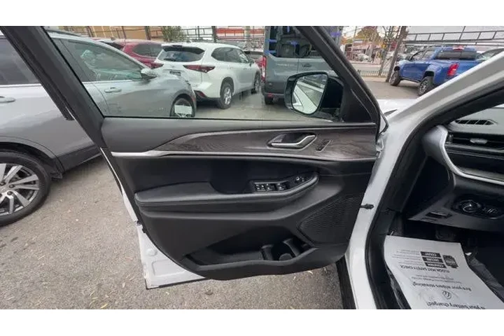 $31998 : Jeep Grand Cherokee L 2024 4 image 9