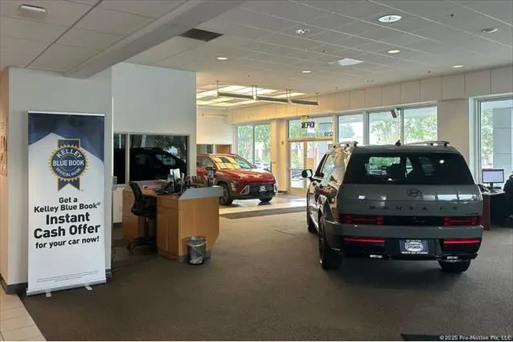 $26990 : Chrysler Pacifica Plug-In Hy image 10