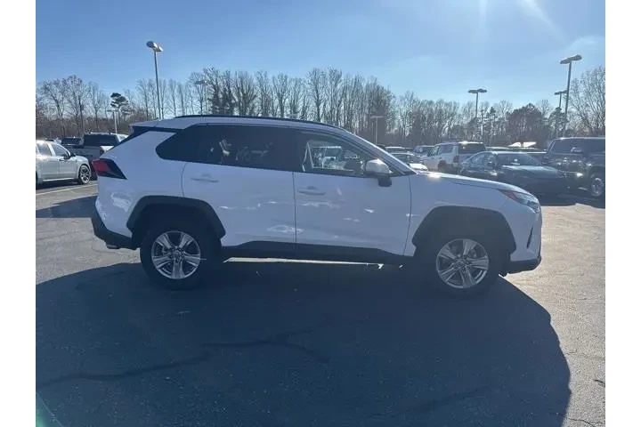 $26402 : Toyota RAV4 2024 XLE 4dr SUV image 2
