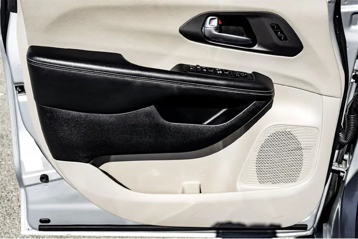 $27990 : Chrysler Pacifica 2024 Touri image 10