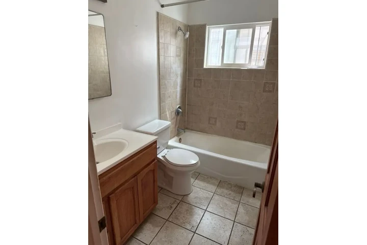 $2300 : 3Bed 2Bath Apt for rent in LA image 8