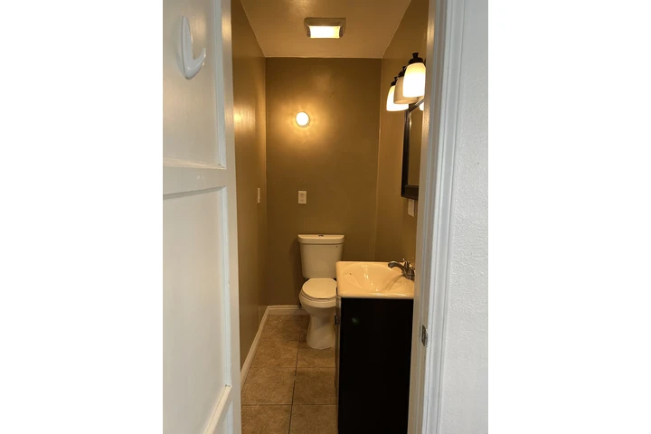 $1000 : Se renta un cuarto image 4