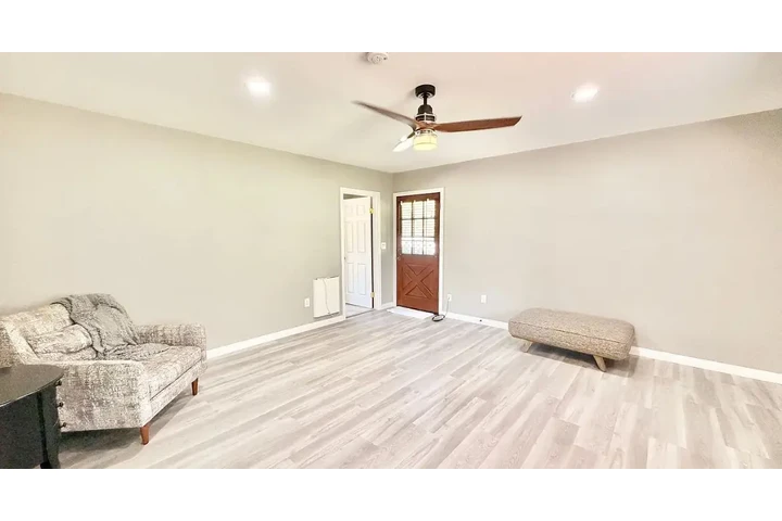 $1100 : Beautiful one bed image 1