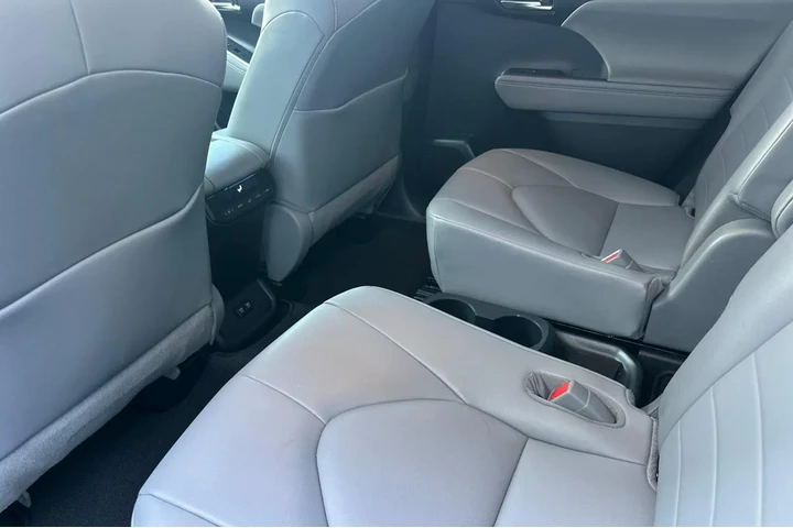 $35000 : Toyota Highlander Hybrid 202 image 7