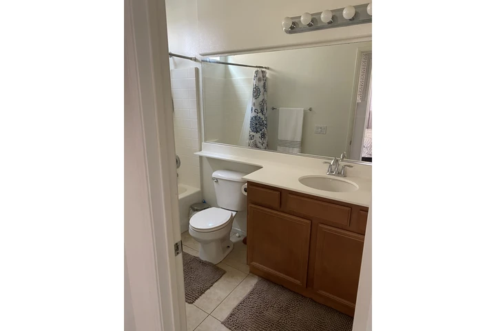 $1000 : Se Renta Cuarto y baño image 3