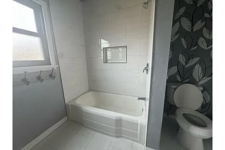 $800 : Beautifully refreshed 2-bedroo image 7