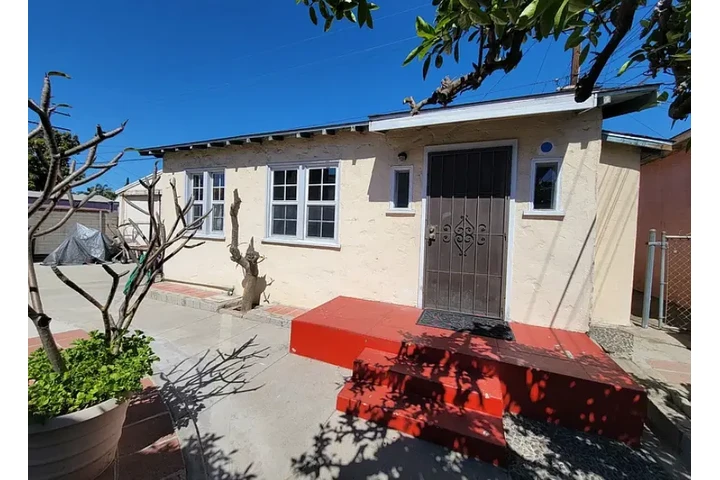 $1030 : CASA🐱near USC & downtown LA🐶 image 1