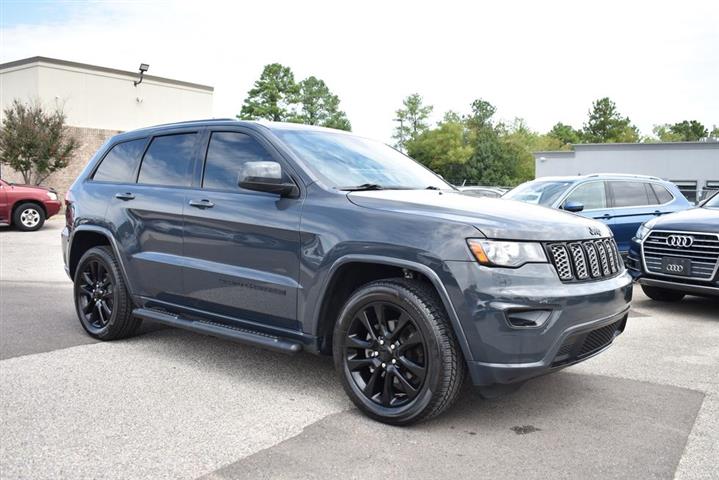 2018 Grand Cherokee Altitude image 2