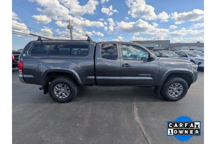 $29110 : Toyota Tacoma 2016 4x4 SR5 V image 2