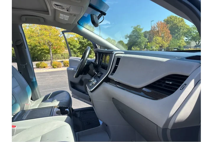 $12000 : 2015 Sienna XLE image 5
