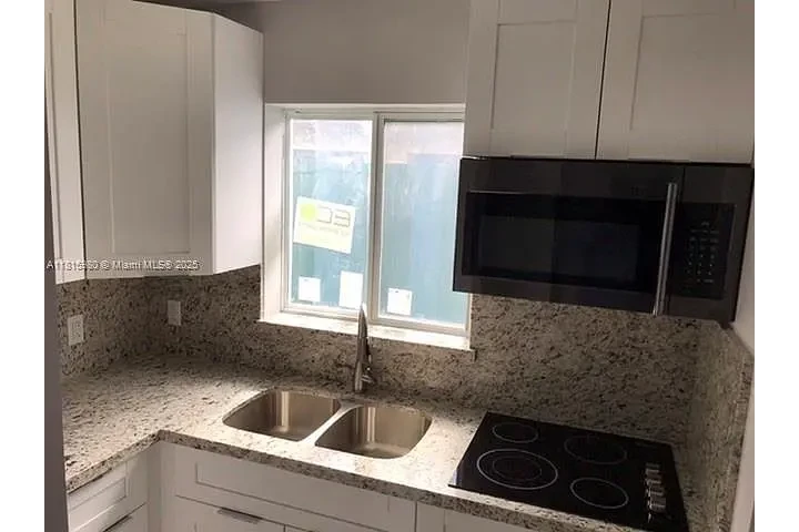 $900 : Casa en el corazón de Miami! image 7
