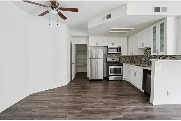 $2000 : Los Angeles image 5