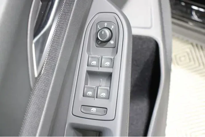 $35982 : Volkswagen Golf GTI 2025 SE image 8