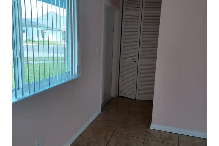 $800 : This 2 bedroom, 1-bathroom image 8